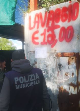 Napoli, la Polizia Locale sequestra un autolavaggio per sversamento illecito